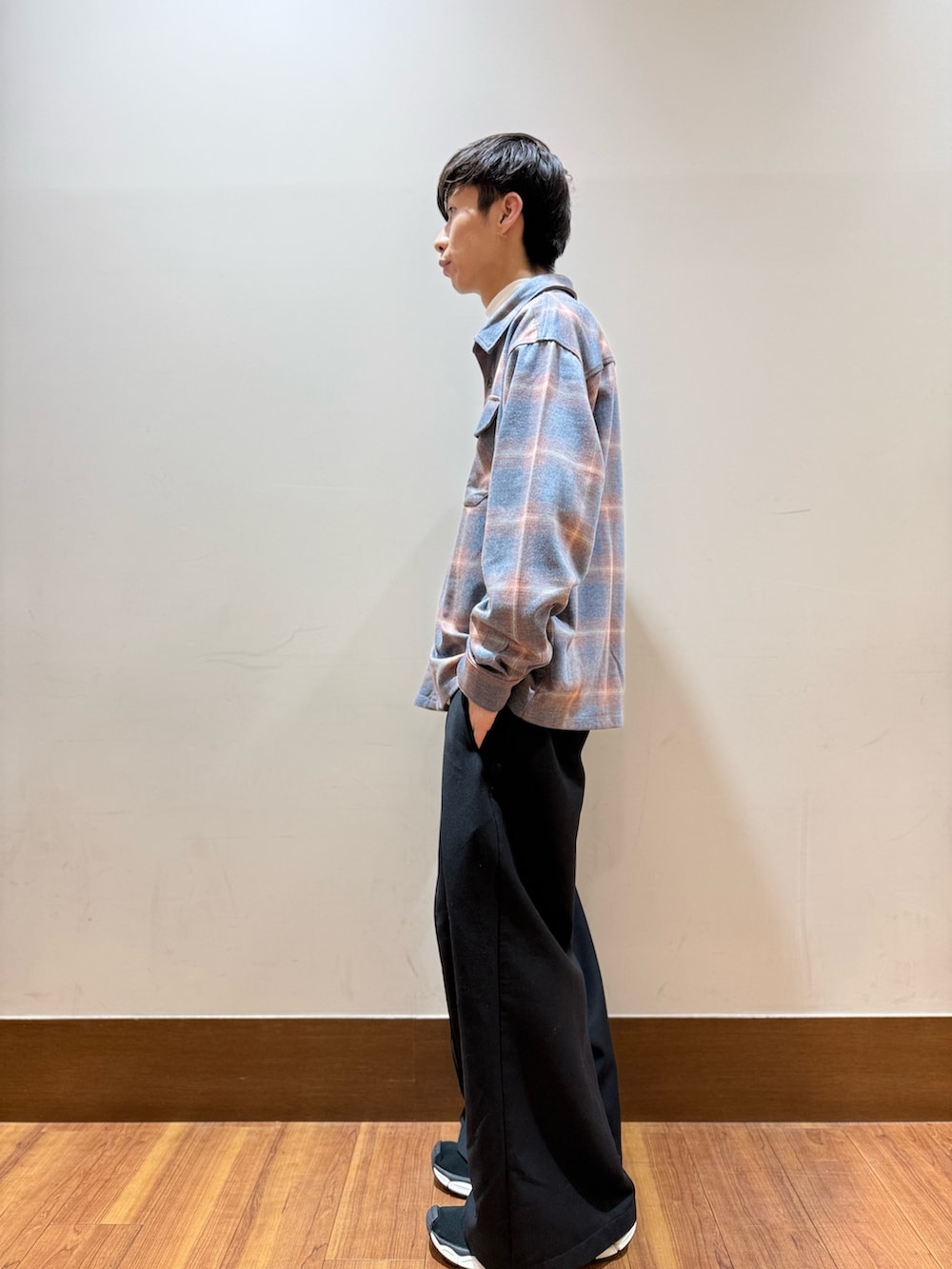 ホワイト系のTシャツ/カットソー、ブルー系のその他アウター、シルバー系のその他小物を着用したメンズの秋コーディネートの2枚目の写真