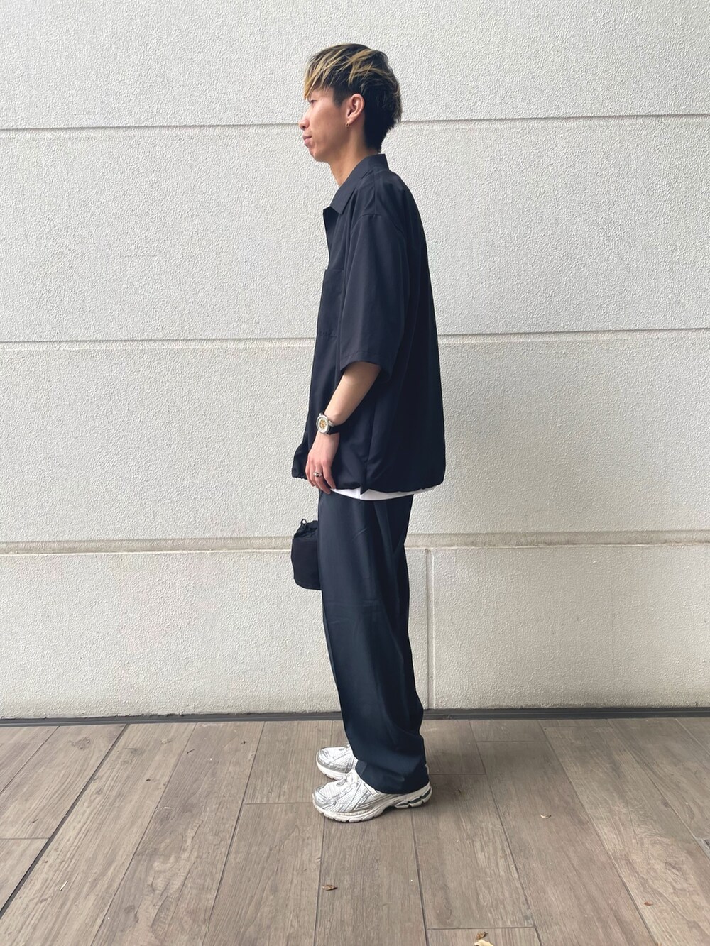 ブラック系のシャツ/ブラウス、ブルー系のその他パンツ、ホワイト系のTシャツ/カットソーを着用したメンズの夏コーディネートの3枚目の写真