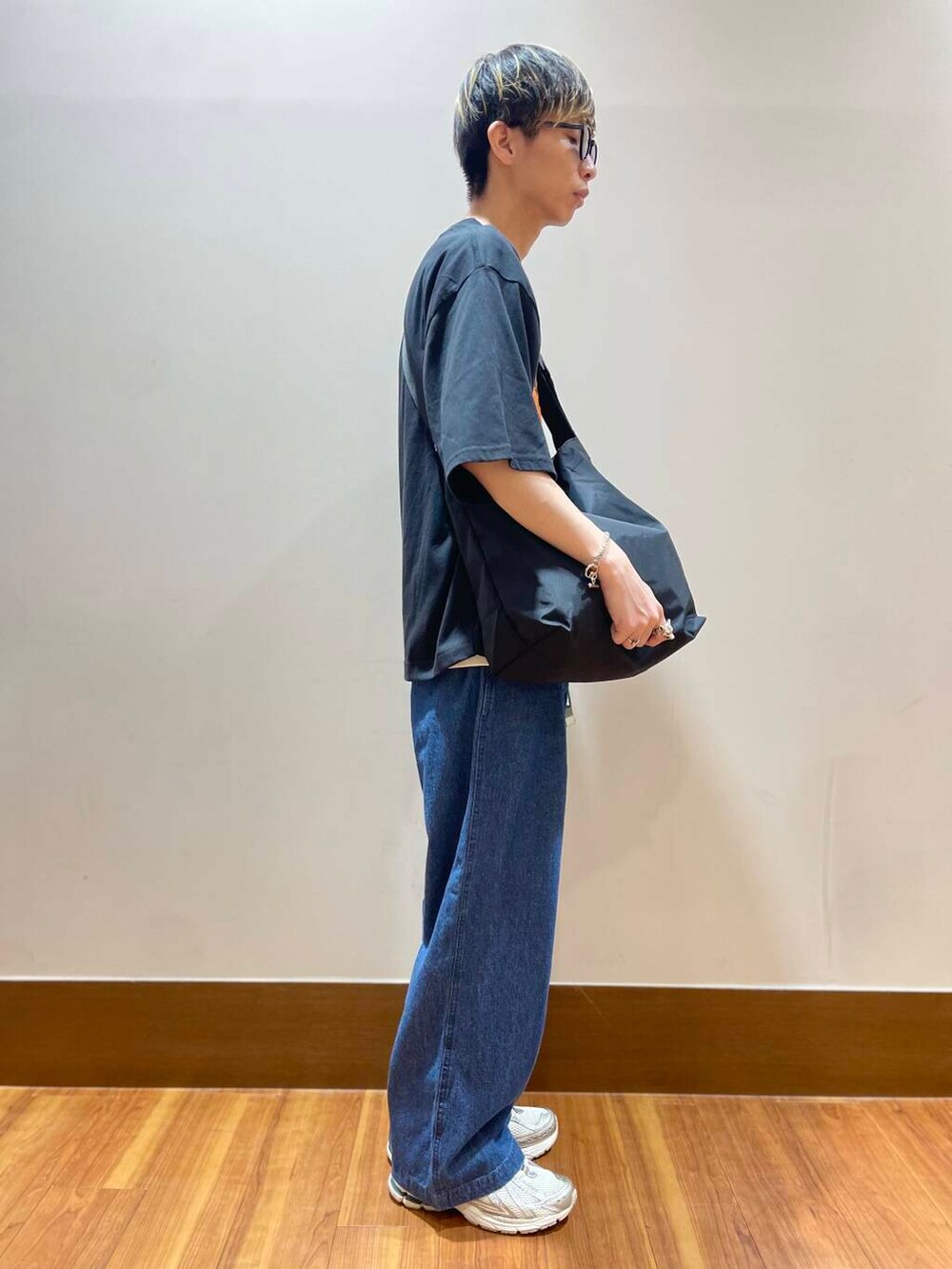 ホワイト系のTシャツ/カットソー、ブラック系のショルダーバッグ、ブラック系のTシャツ/カットソーを着用したメンズの夏コーディネートの4枚目の写真