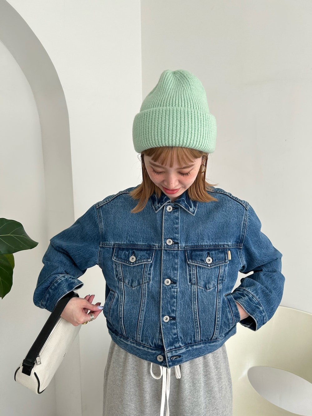 「着回しコーデ、デニムジャケット、スウェットパンツ、カジュアル、大人カジュアル、ラフ、春カラー」｜「B.C STOCKのニットCAP（ニットキャップ/ビーニー、グリーン系）」を使った、Kanakoさん（レディース・163cm）の冬コーディネートの5枚目の写真