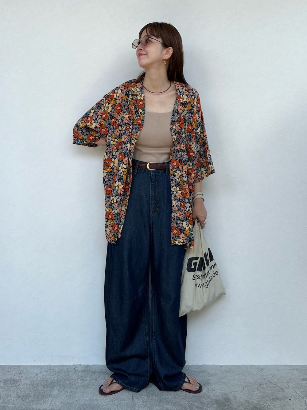 「夏ルックで気分アップ、デニム、サングラス、オープンカラーシャツ、柄シャツ、夏服コーデ、ゆるコーデ、ラフコーデ」｜「B.C STOCKのウォッシャブル / DU JOUR/デュ ジュール 3D-CURVE JEAN（デニムパンツ、ブルー系）」を使った、Kanakoさん（レディース・163cm）の夏コーディネートの2枚目の写真