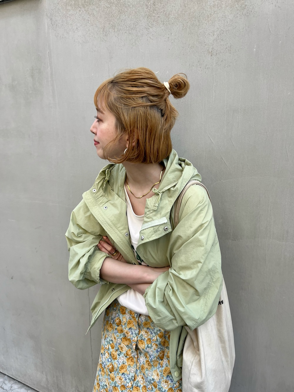 「春ファッション、大人カジュアル、お出かけコーデ、オトナ女子、春アウター、春コーデ、春カラー、マウンテンパーカー、スポーツミックス、花柄ワンピース」｜「B.C STOCKのエアーナイロンマンパ（マウンテンパーカー、グリーン系）」を使った、Kanakoさん（レディース・163cm）の春コーディネートの4枚目の写真