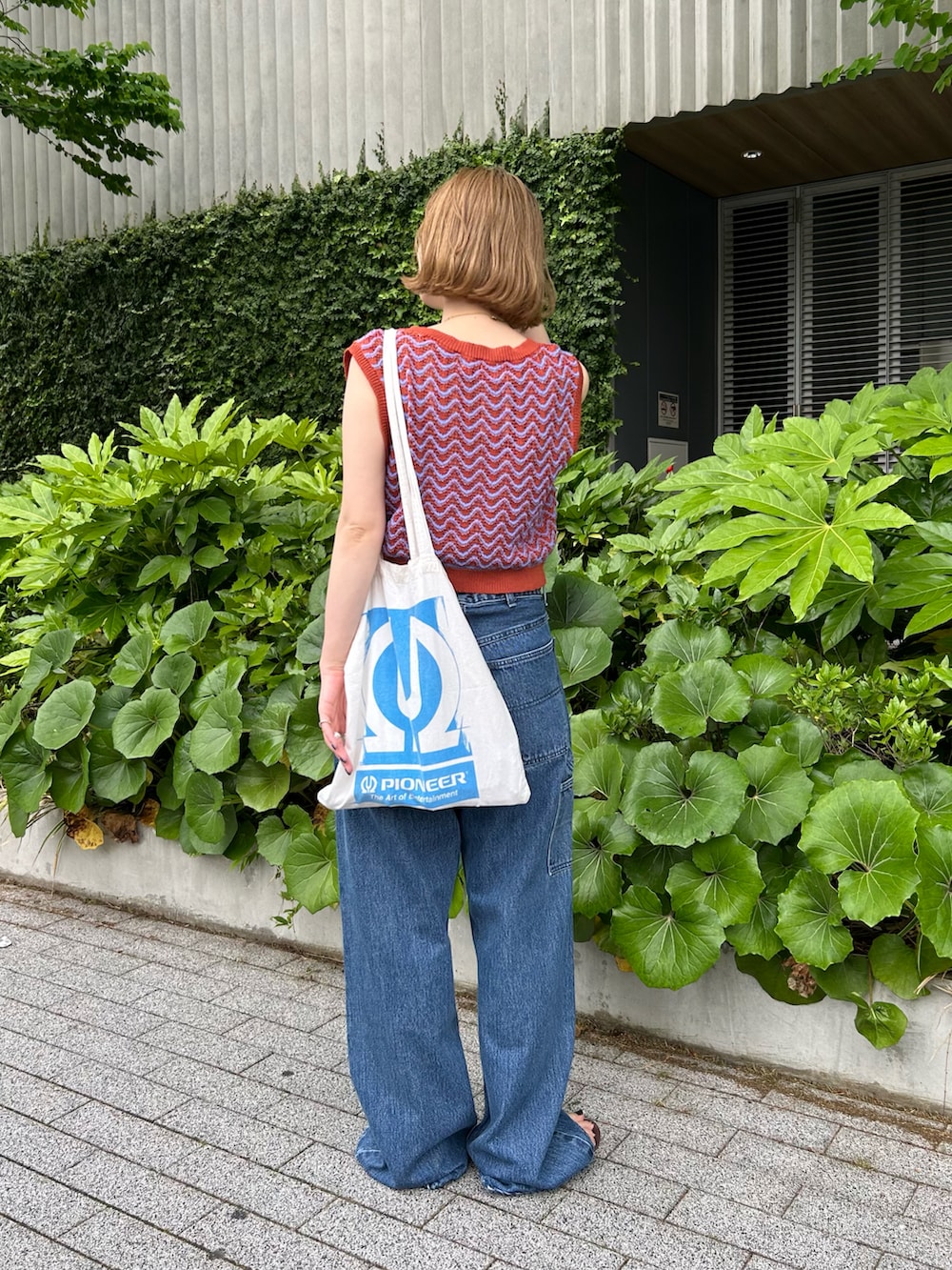 「大人カジュアル、オトナ女子、夏、夏服、ニットベスト、ボーダー、デニム、デニムコーデ、シンプルスタイル、ボーダートップス」｜「B.C STOCKのGleamy/グリーミー ショートニットベスト（ベスト、パープル系）」を使った、Kanakoさん（レディース・163cm）の春コーディネートの4枚目の写真