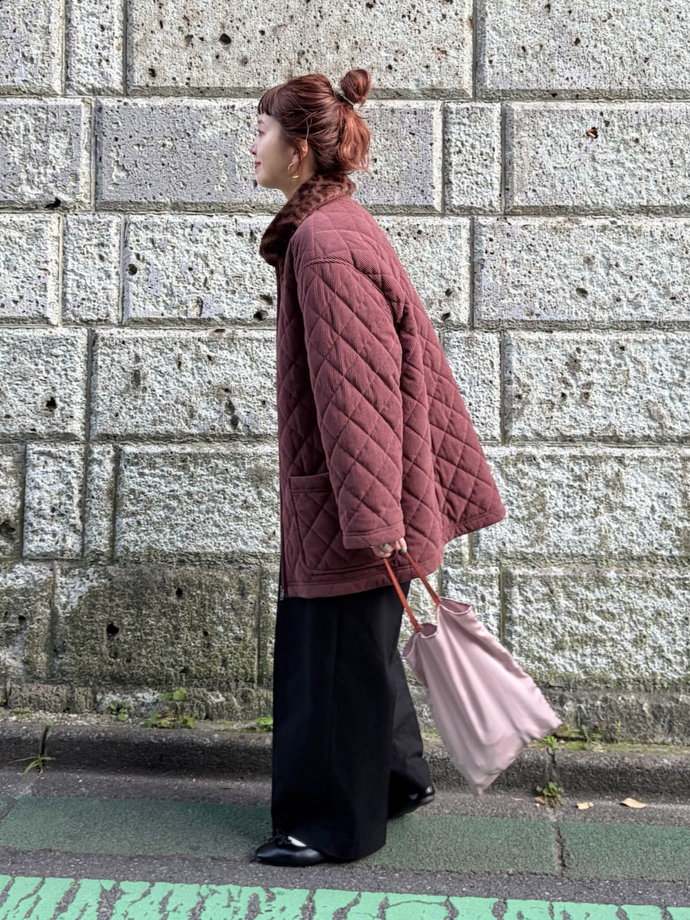 ブラウン系のその他アウター、ブラック系のスラックスを着用したレディースの秋コーディネートの3枚目の写真