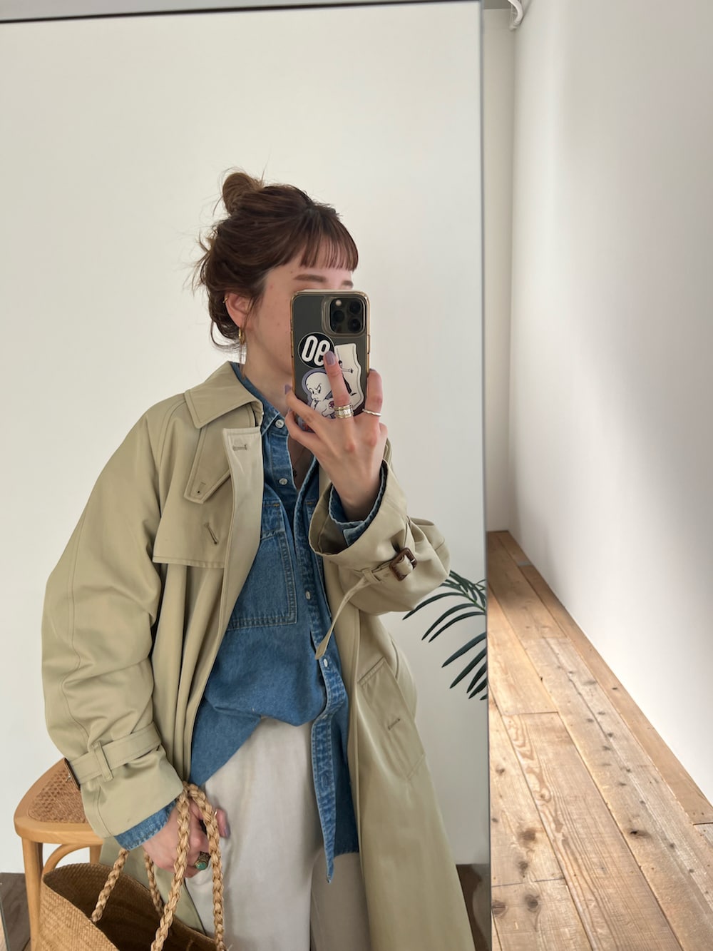 ベージュ系のトレンチコート、グレー系のスウェットパンツを着用したレディースの春コーディネートの2枚目の写真