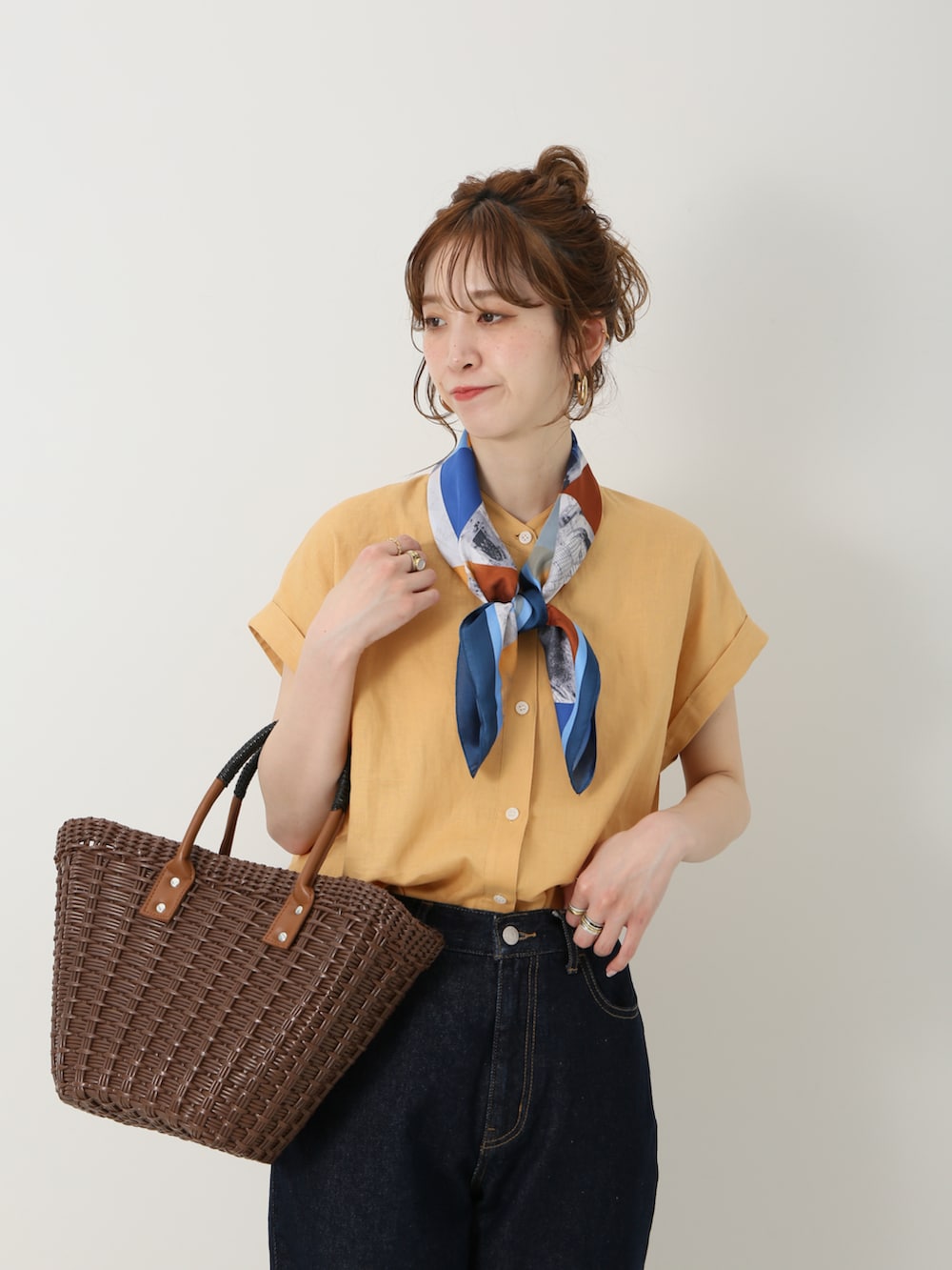 「パンツスタイル、大人女子、春色、オトナカジュアル、デニム、デニムコーデ、スカーフ、シャツスタイル、シャツ」｜「SimpliciteのNatural Friendly Denim フレアパンツ◆（デニムパンツ、ブルー系）」を使った、Kanakoさん（レディース・163cm）の春コーディネートの4枚目の写真