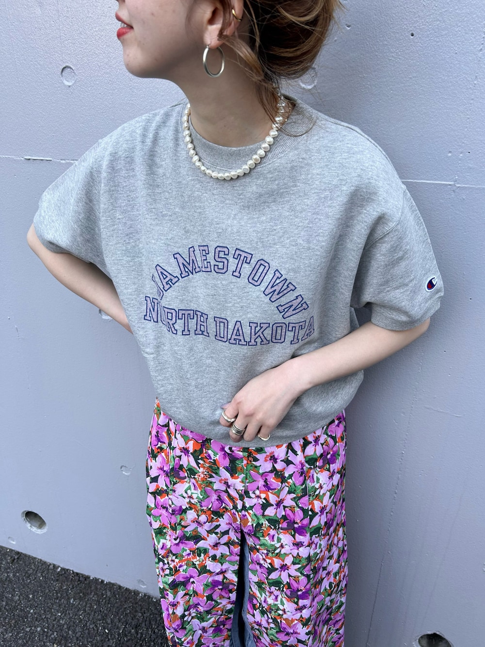 「春ファッション、春コーデ、花柄、花柄ワンピース、スウェットパンツ、ロゴスウェット、大人ガーリー、レイヤードスタイル、大人カジュアル、デニムコーデ、カジュアルガーリー」｜「Championの【Champion/チャンピオン】別注:SHORT SLEEVE CREW NECK SWEAT（スウェット、グレー系）」を使った、Kanakoさん（レディース・163cm）の春コーディネートの4枚目の写真