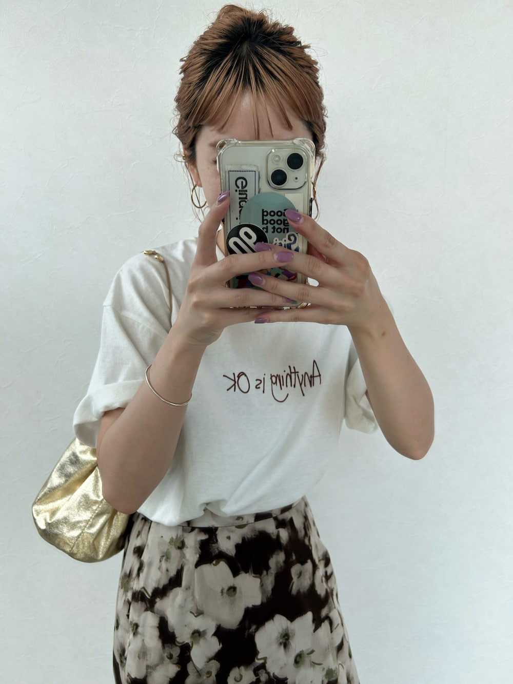 「ロゴT、白Tシャツ、ブラウン、ブラウンコーデ、花柄、花柄スカート、オトナカジュアル、大人カジュアル、大人ガーリー」｜「B.C STOCKの【ZOZO限定】ウォッシャブル / ロゴTシャツ（Tシャツ/カットソー、ブラウン系）」を使った、Kanakoさん（レディース・163cm）の夏コーディネートの5枚目の写真