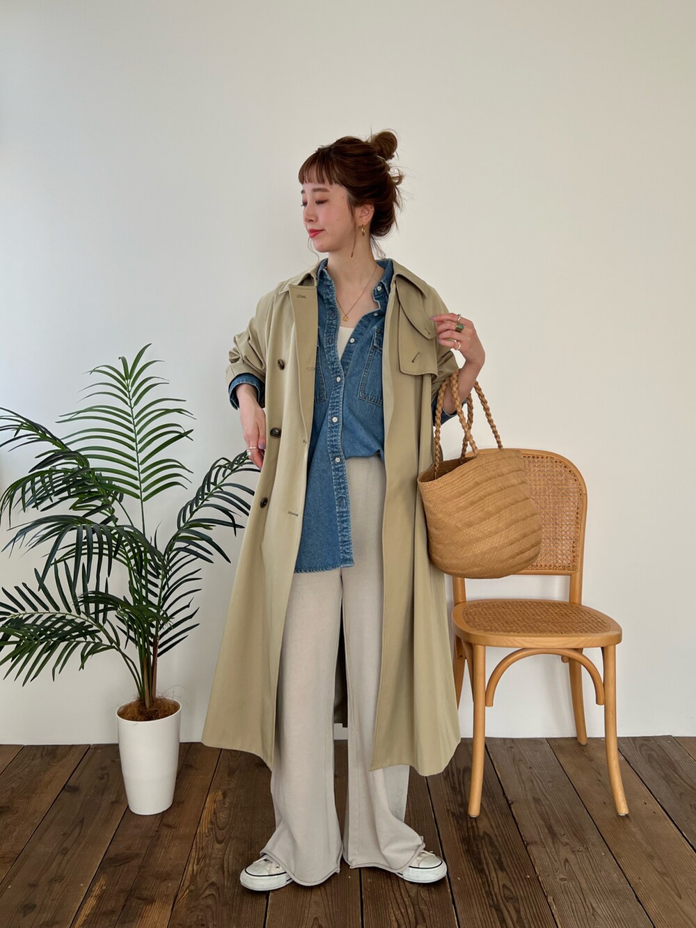 ベージュ系のトレンチコート、グレー系のスウェットパンツを着用したレディースの春コーディネートの3枚目の写真