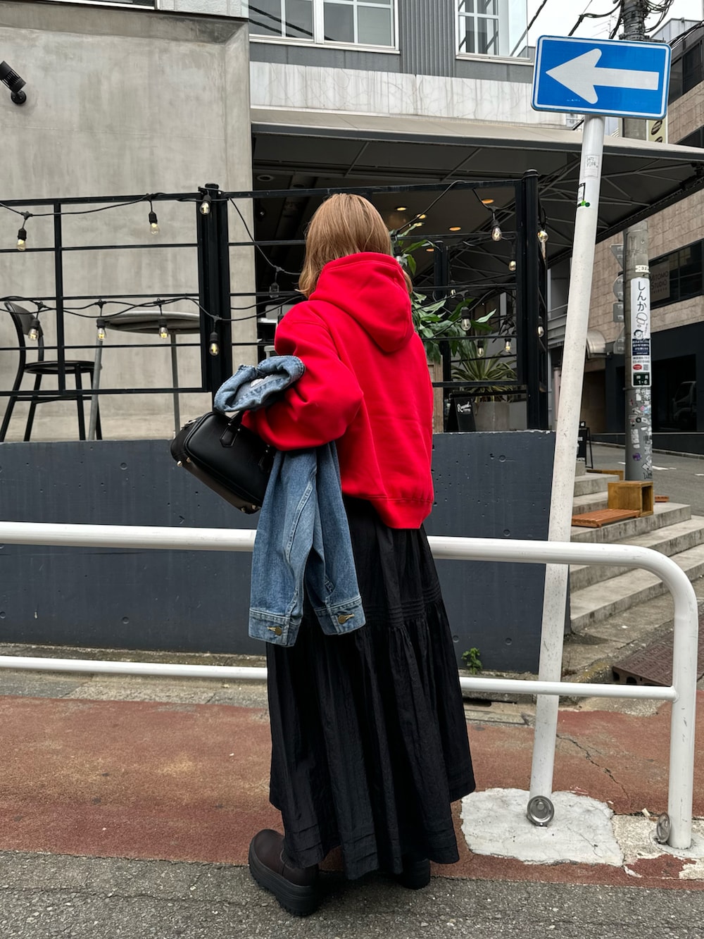 「秋コーデ、フーディー、ロゴスウェット、ラフ、ラフコーデ、デイリーカジュアル、大人かわいい、大人カジュアル、カラーコーデ、おでかけコーデ」｜「LeeのLEE/リー デニムジャケット（デニムジャケット、ブルー系）」を使った、Kanakoさん（レディース・163cm）の秋コーディネートの2枚目の写真