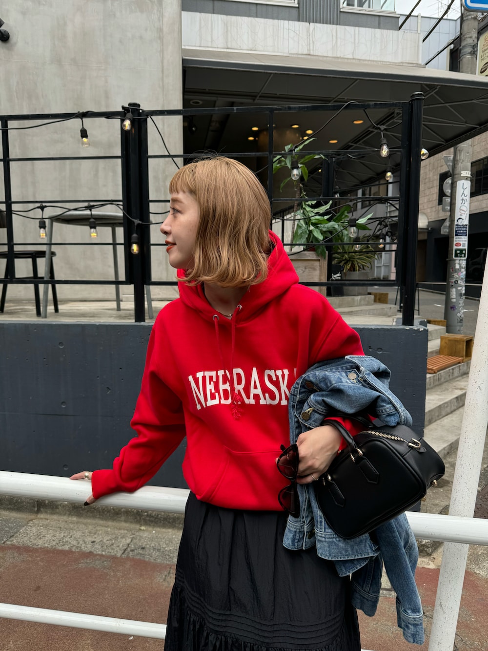 「秋コーデ、フーディー、ロゴスウェット、ラフ、ラフコーデ、デイリーカジュアル、大人かわいい、大人カジュアル、カラーコーデ、おでかけコーデ」｜「LeeのLEE/リー デニムジャケット（デニムジャケット、ブルー系）」を使った、Kanakoさん（レディース・163cm）の秋コーディネートの5枚目の写真