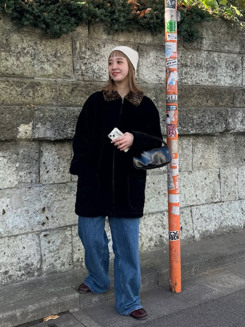 「真冬のあったかスタイル、古着MIX、デニムパンツ、デニムコーデ、着回しコーデ、冬アウター、カジュアル、大人カジュアル」｜「B.C STOCKのGleamy/グリーミー ワイドデニム（デニムパンツ、ブルー系）」を使った、Kanakoさん（レディース・163cm）の冬コーディネートの2枚目の写真
