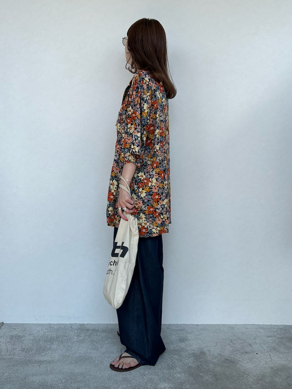 「夏ルックで気分アップ、デニム、サングラス、オープンカラーシャツ、柄シャツ、夏服コーデ、ゆるコーデ、ラフコーデ」｜「B.C STOCKのウォッシャブル / DU JOUR/デュ ジュール 3D-CURVE JEAN（デニムパンツ、ブルー系）」を使った、Kanakoさん（レディース・163cm）の夏コーディネートの3枚目の写真