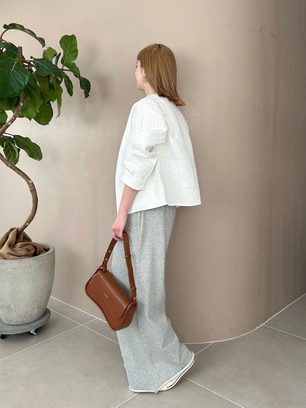 「春服、春アウター、大人可愛い、大人カジュアル、春服みてみて、outfit」｜「B.C STOCKのキルティング刺繍ジャケット（その他アウター、ホワイト系）」を使った、Kanakoさん（レディース・163cm）の冬コーディネートの3枚目の写真