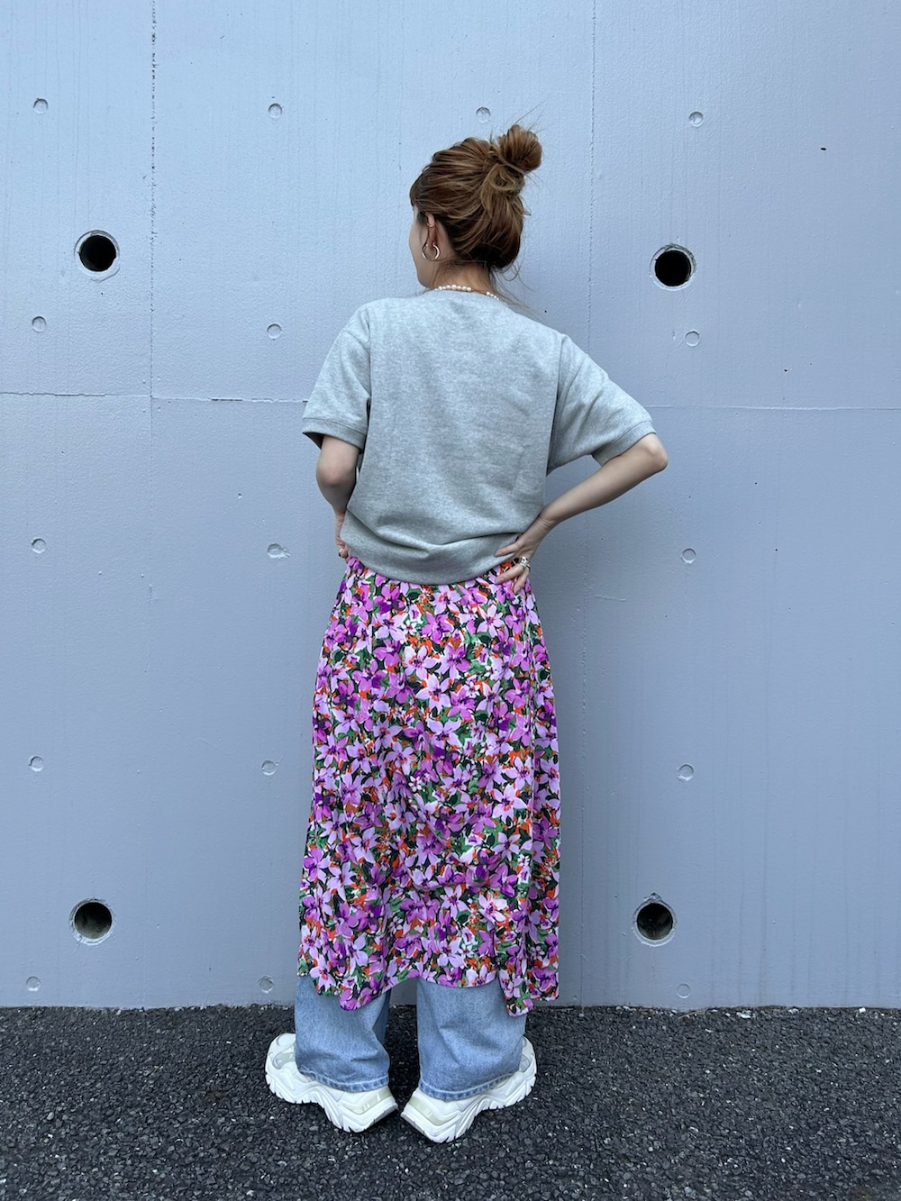 「春ファッション、春コーデ、花柄、花柄ワンピース、スウェットパンツ、ロゴスウェット、大人ガーリー、レイヤードスタイル、大人カジュアル、デニムコーデ、カジュアルガーリー」｜「Championの【Champion/チャンピオン】別注:SHORT SLEEVE CREW NECK SWEAT（スウェット、グレー系）」を使った、Kanakoさん（レディース・163cm）の春コーディネートの3枚目の写真