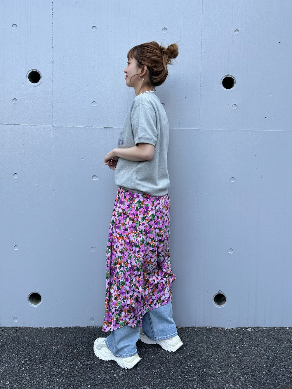 「春ファッション、春コーデ、花柄、花柄ワンピース、スウェットパンツ、ロゴスウェット、大人ガーリー、レイヤードスタイル、大人カジュアル、デニムコーデ、カジュアルガーリー」｜「Championの【Champion/チャンピオン】別注:SHORT SLEEVE CREW NECK SWEAT（スウェット、グレー系）」を使った、Kanakoさん（レディース・163cm）の春コーディネートの2枚目の写真
