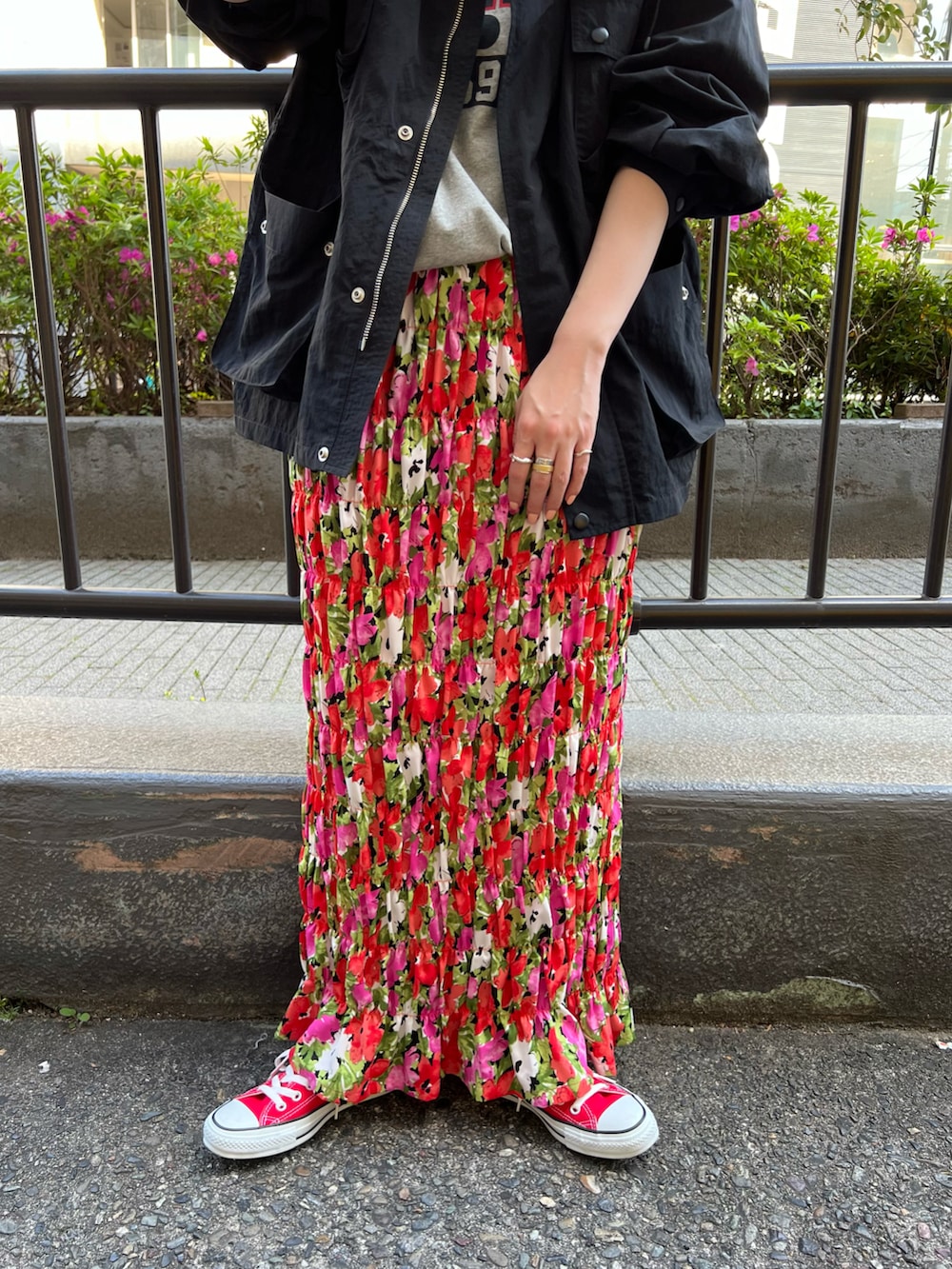 「春ファッション、お出かけコーデ、スニーカーコーデ、ロゴT、スカート、花柄スカート、花柄、春アウター、メガネ女子、スポーツミックス」｜「B.C STOCKのパチポケマウンテンパーカー（マウンテンパーカー、ブラック系）」を使った、Kanakoさん（レディース・163cm）の春コーディネートの4枚目の写真