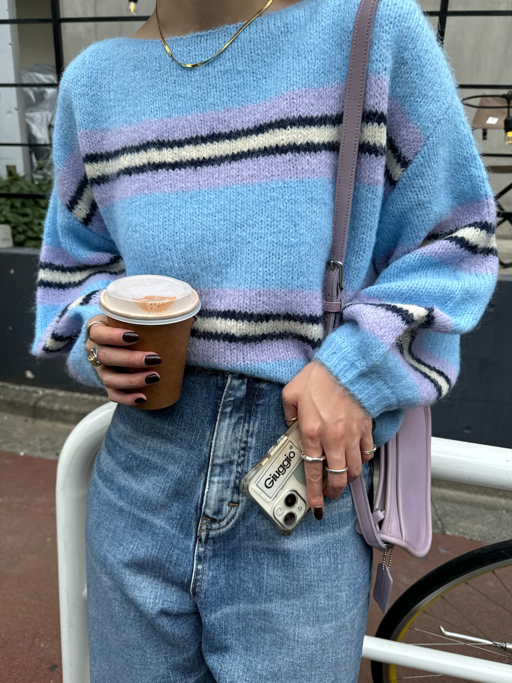 「デニム、秋コーデ、ニット、ニットコーデ、ボーダートップス、ラフ、ラフコーデ、デイリーカジュアル、大人カジュアル、大人ガーリー、カラーコーデ」｜「LeeのLEE/リー ワイドデニム（デニムパンツ、ブルー系）」を使った、Kanakoさん（レディース・163cm）の秋コーディネートの4枚目の写真