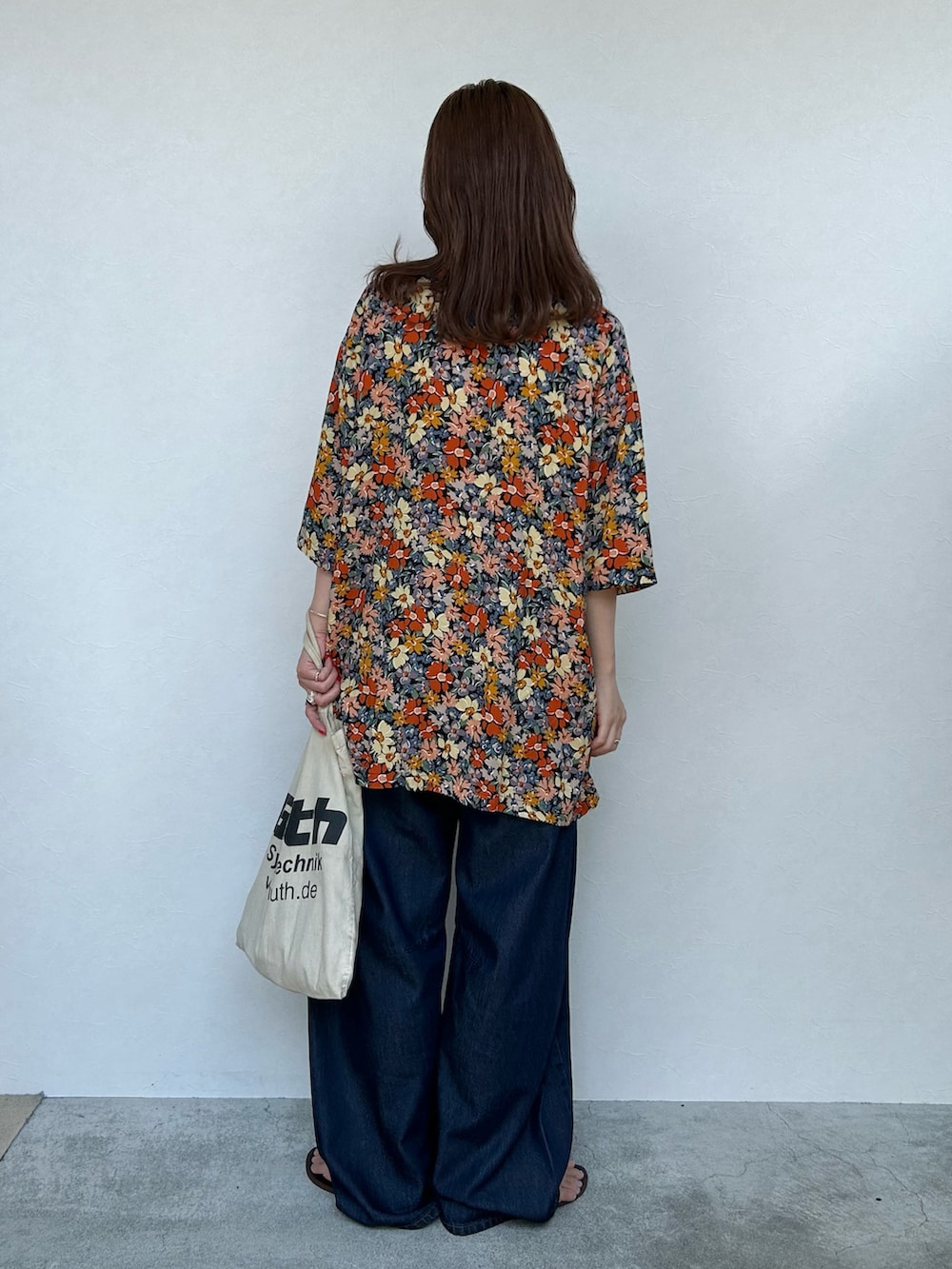 「夏ルックで気分アップ、デニム、サングラス、オープンカラーシャツ、柄シャツ、夏服コーデ、ゆるコーデ、ラフコーデ」｜「B.C STOCKのウォッシャブル / DU JOUR/デュ ジュール 3D-CURVE JEAN（デニムパンツ、ブルー系）」を使った、Kanakoさん（レディース・163cm）の夏コーディネートの4枚目の写真