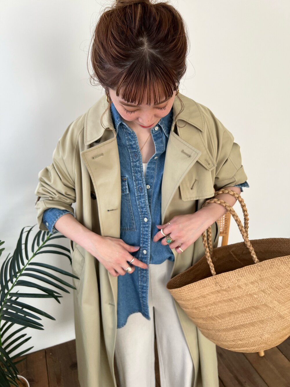 ベージュ系のトレンチコート、グレー系のスウェットパンツを着用したレディースの春コーディネートの5枚目の写真