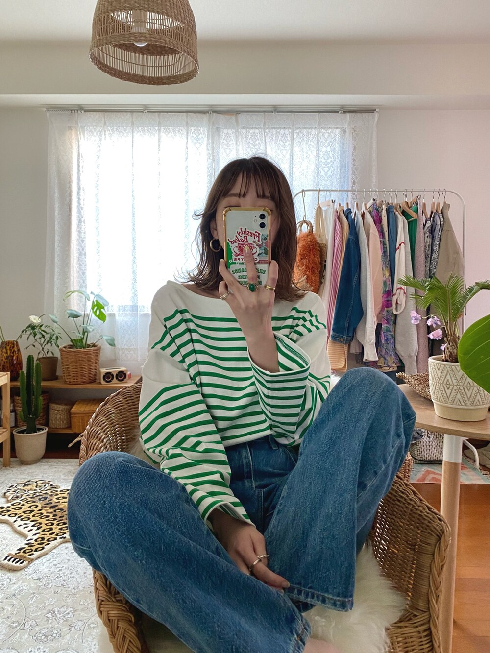 「シンプル、大人女子、春色、カジュアル、オトナカジュアル、ボーダー、デニム、グリーン、ボーダートップス」｜「Simpliciteのバスクパネル ボーダープルオーバー◆（Tシャツ/カットソー、グリーン系）」を使った、Kanakoさん（レディース・163cm）の春コーディネートの2枚目の写真