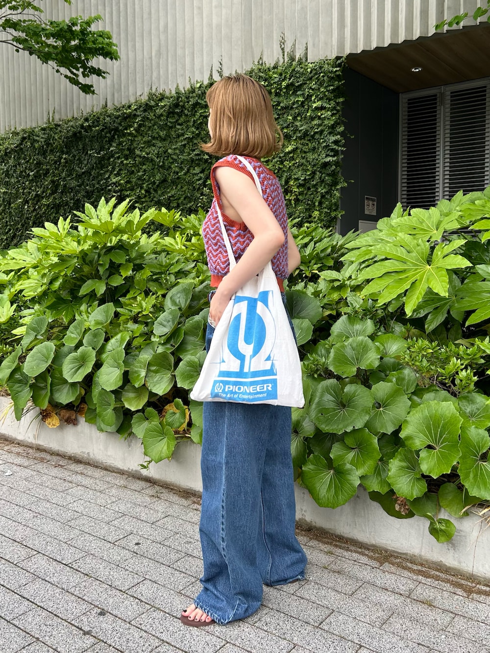 「大人カジュアル、オトナ女子、夏、夏服、ニットベスト、ボーダー、デニム、デニムコーデ、シンプルスタイル、ボーダートップス」｜「B.C STOCKのGleamy/グリーミー ショートニットベスト（ベスト、パープル系）」を使った、Kanakoさん（レディース・163cm）の春コーディネートの3枚目の写真