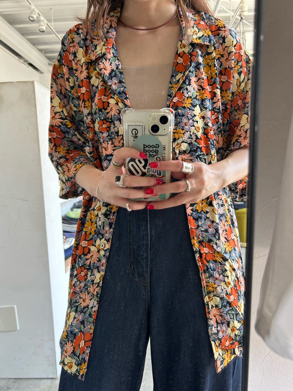 「夏ルックで気分アップ、デニム、サングラス、オープンカラーシャツ、柄シャツ、夏服コーデ、ゆるコーデ、ラフコーデ」｜「B.C STOCKのウォッシャブル / DU JOUR/デュ ジュール 3D-CURVE JEAN（デニムパンツ、ブルー系）」を使った、Kanakoさん（レディース・163cm）の夏コーディネートの5枚目の写真
