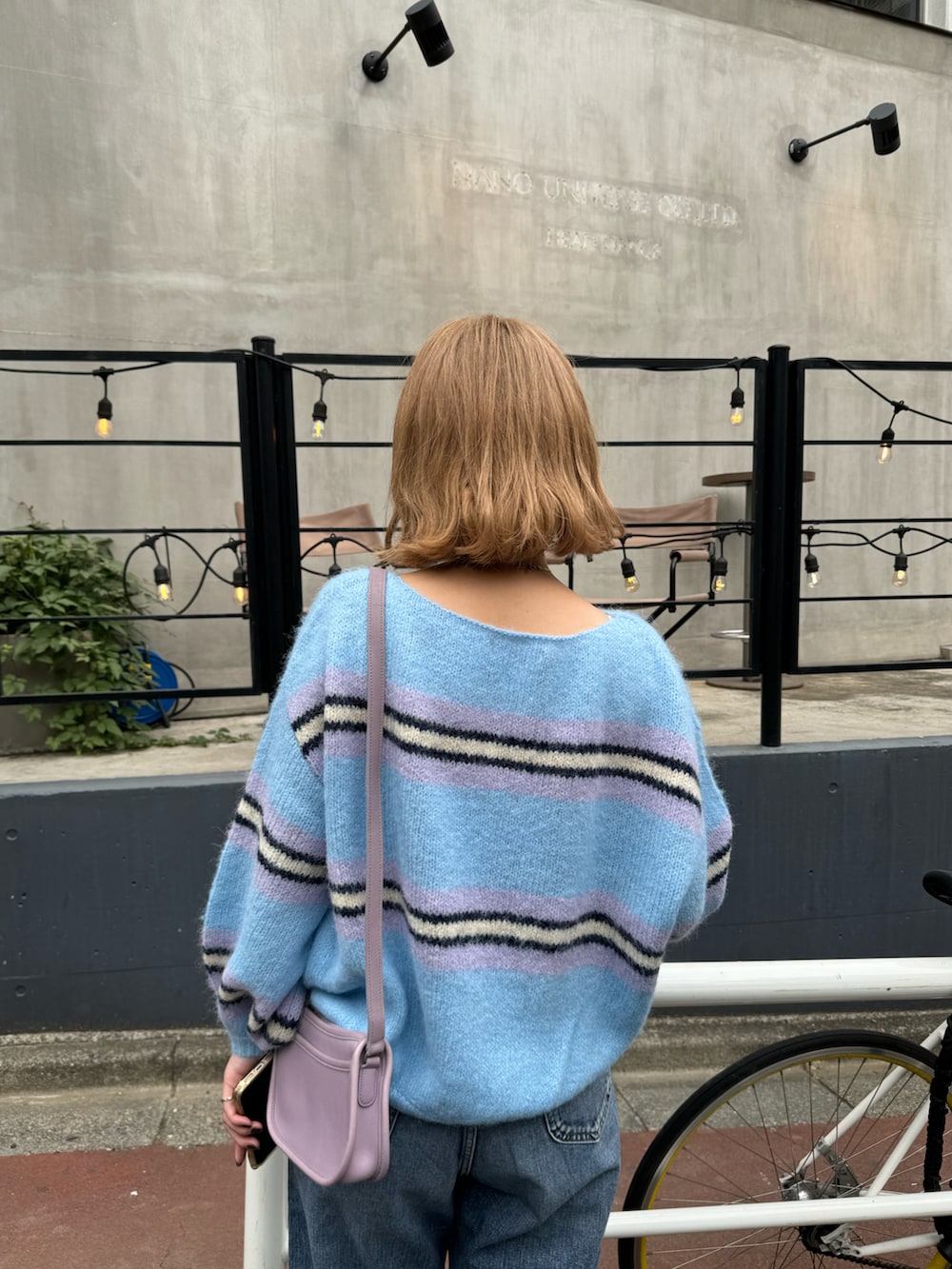 「デニム、秋コーデ、ニット、ニットコーデ、ボーダートップス、ラフ、ラフコーデ、デイリーカジュアル、大人カジュアル、大人ガーリー、カラーコーデ」｜「LeeのLEE/リー ワイドデニム（デニムパンツ、ブルー系）」を使った、Kanakoさん（レディース・163cm）の秋コーディネートの5枚目の写真