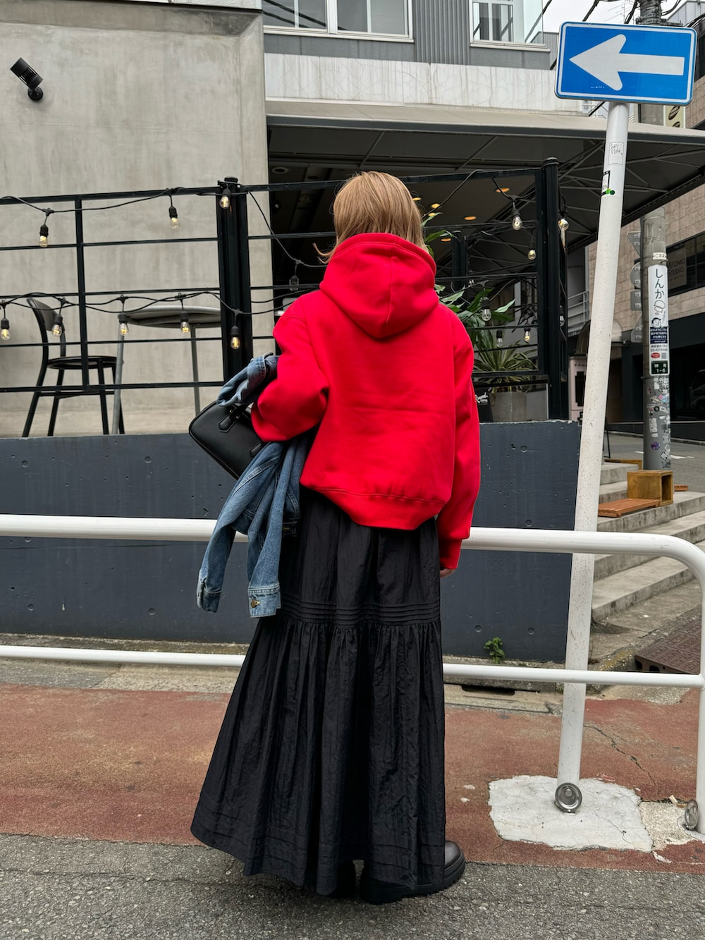 「秋コーデ、フーディー、ロゴスウェット、ラフ、ラフコーデ、デイリーカジュアル、大人かわいい、大人カジュアル、カラーコーデ、おでかけコーデ」｜「LeeのLEE/リー デニムジャケット（デニムジャケット、ブルー系）」を使った、Kanakoさん（レディース・163cm）の秋コーディネートの3枚目の写真