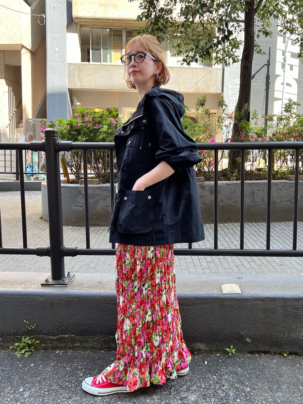 「春ファッション、お出かけコーデ、スニーカーコーデ、ロゴT、スカート、花柄スカート、花柄、春アウター、メガネ女子、スポーツミックス」｜「B.C STOCKのパチポケマウンテンパーカー（マウンテンパーカー、ブラック系）」を使った、Kanakoさん（レディース・163cm）の春コーディネートの2枚目の写真