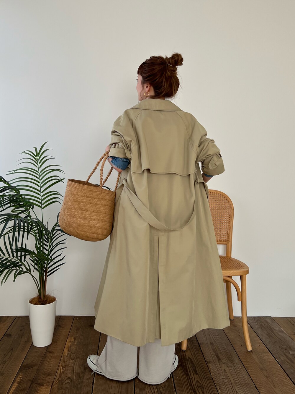 ベージュ系のトレンチコート、グレー系のスウェットパンツを着用したレディースの春コーディネートの4枚目の写真