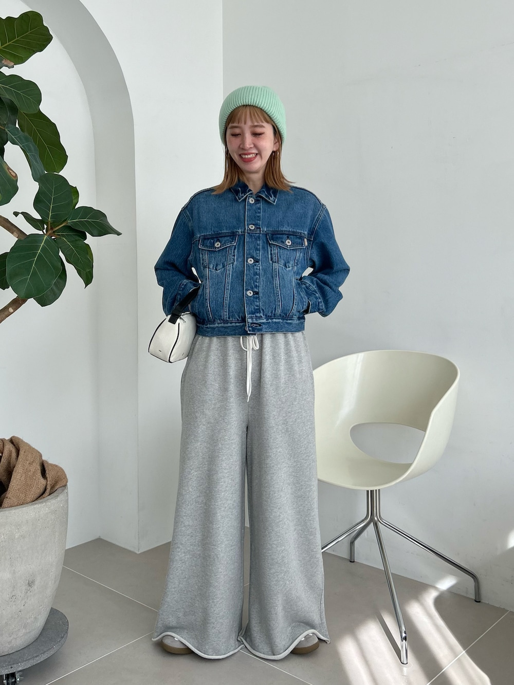 「着回しコーデ、デニムジャケット、スウェットパンツ、カジュアル、大人カジュアル、ラフ、春カラー」｜「B.C STOCKのニットCAP（ニットキャップ/ビーニー、グリーン系）」を使った、Kanakoさん（レディース・163cm）の冬コーディネートの2枚目の写真