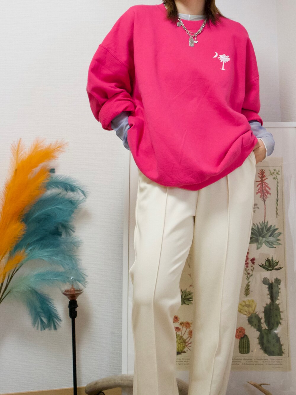 ブラック系のローファーを着用したレディースの春コーディネートの2枚目の写真