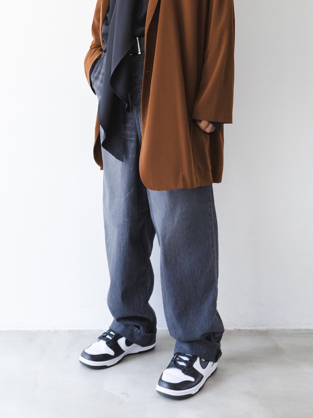 「シンプル、大人カジュアル、スニーカーコーデ、キレイめ、秋服、メンズファッション、おでかけコーデ、オトナカジュアル、カラー×コーデ、アツいコーデ全部見せ、シンプルコーデ、シャツスタイル、秋コーデ、ブラウン、スカーフ」｜「atoのWASHED WIDE DENIM（デニムパンツ、ブラック系）」を使った、matsudairaさん（メンズ・173cm）の夏コーディネートの4枚目の写真