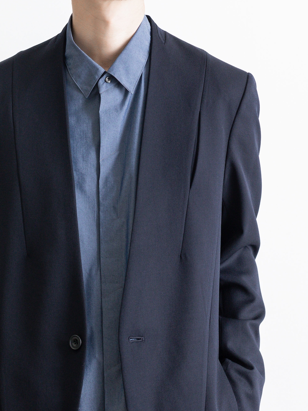 ブルー系のデニムパンツ、ブルー系のノーカラージャケット、ブルー系のシャツ/ブラウスを着用したメンズの春コーディネートの3枚目の写真