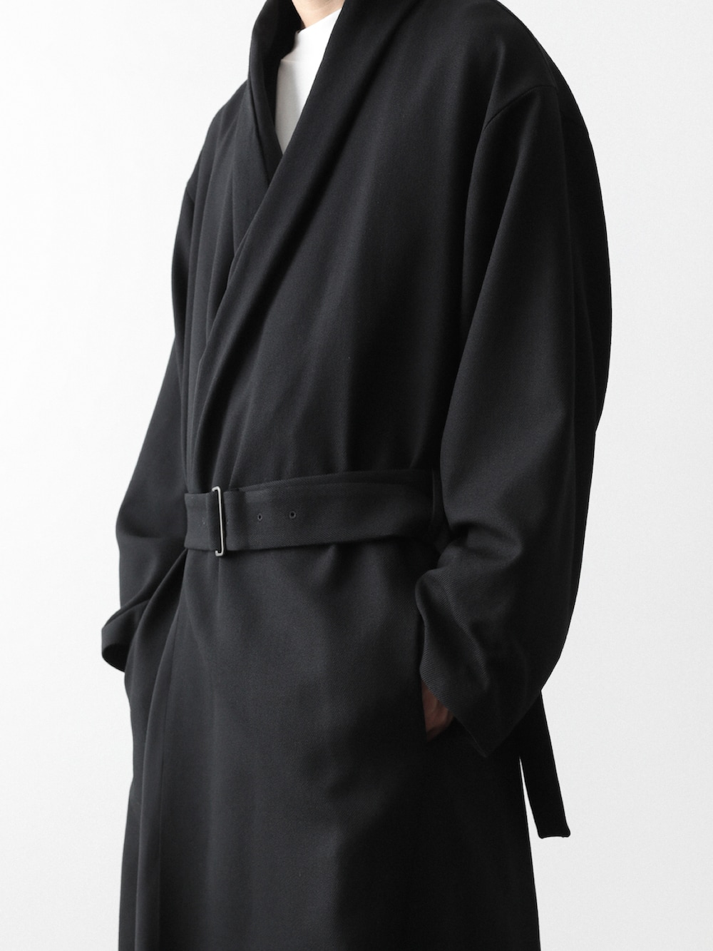 ブラック系のその他パンツ、ブラック系のノーカラーコートを着用したメンズの秋コーディネートの3枚目の写真