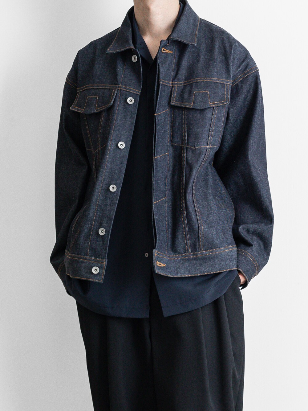 ブルー系のブルゾン、ブラック系のその他パンツ、ブルー系のシャツ/ブラウスを着用したメンズの春コーディネートの3枚目の写真