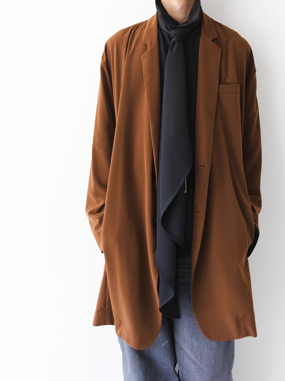 「シンプル、大人カジュアル、スニーカーコーデ、キレイめ、秋服、メンズファッション、おでかけコーデ、オトナカジュアル、カラー×コーデ、アツいコーデ全部見せ、シンプルコーデ、シャツスタイル、秋コーデ、ブラウン、スカーフ」｜「atoのWASHED WIDE DENIM（デニムパンツ、ブラック系）」を使った、matsudairaさん（メンズ・173cm）の夏コーディネートの3枚目の写真