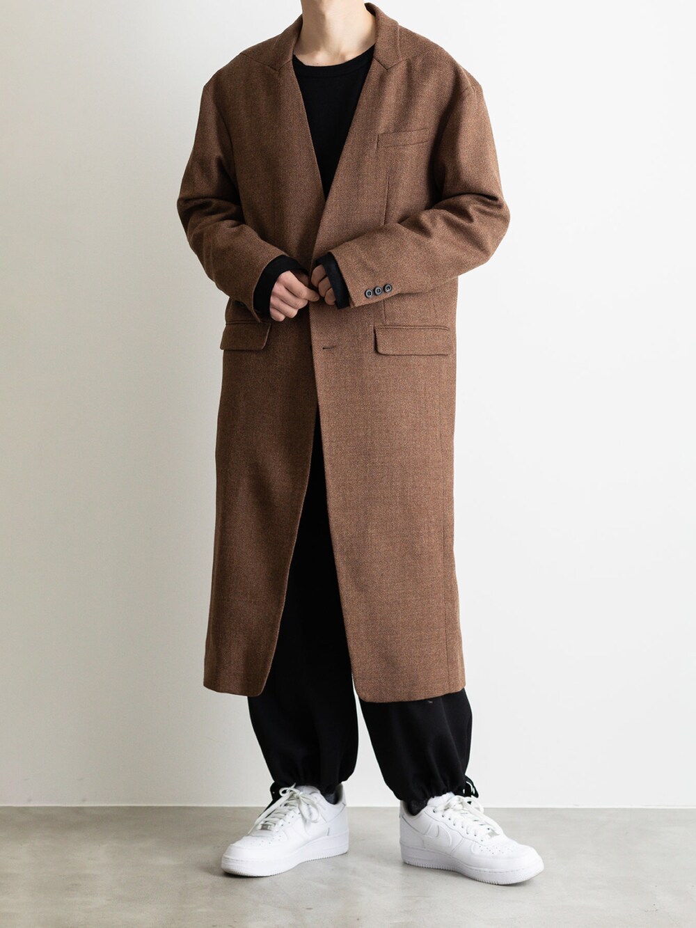 ブラウン系のノーカラージャケット、ブラック系のその他パンツ、ブラック系のTシャツ/カットソーを着用したメンズの冬コーディネートの5枚目の写真