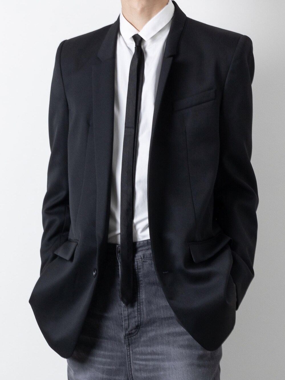 ホワイト系のシャツ/ブラウス、ブラック系のデニムパンツ、ブラック系のテーラードジャケットを着用したメンズの秋コーディネートの3枚目の写真