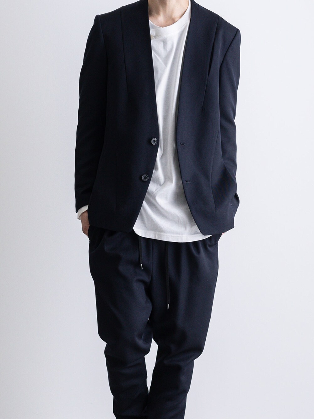 ブルー系のその他パンツ、ブルー系のノーカラージャケット、ホワイト系のTシャツ/カットソーを着用したメンズの冬コーディネートの3枚目の写真