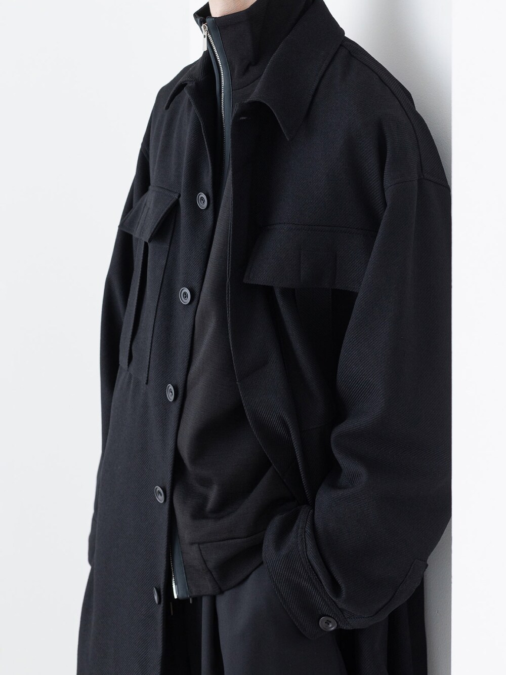 ブラック系のその他パンツ、ブラック系のニット/セーター、ブラック系のシャツ/ブラウスを着用したメンズの秋コーディネートの4枚目の写真