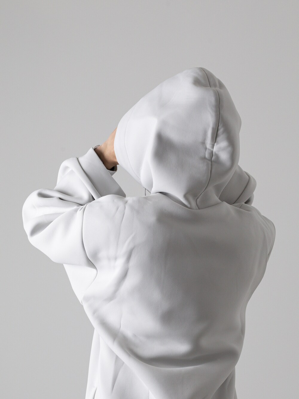 グリーン系のカーゴパンツ、グレー系のTシャツ/カットソーを着用したメンズの冬コーディネートの3枚目の写真