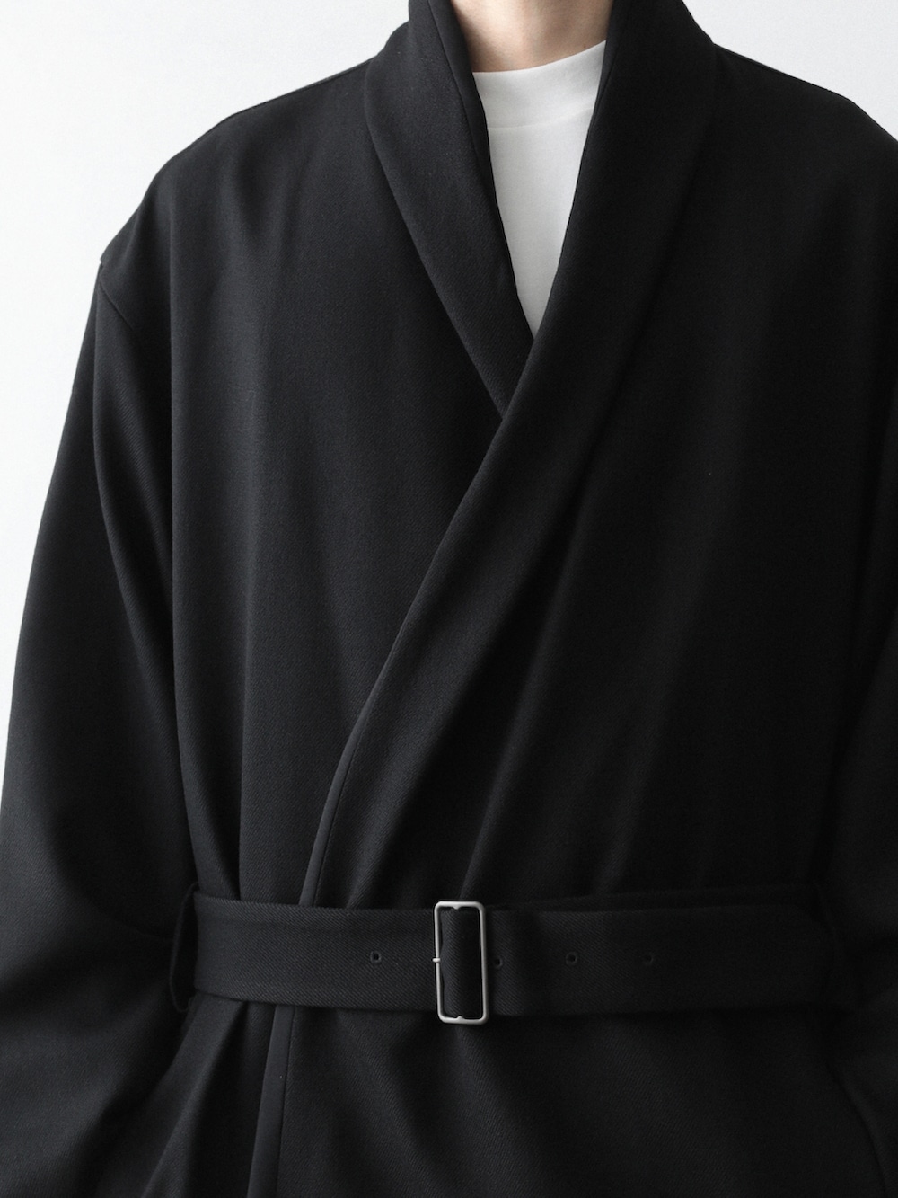 ブラック系のその他パンツ、ブラック系のノーカラーコートを着用したメンズの秋コーディネートの2枚目の写真