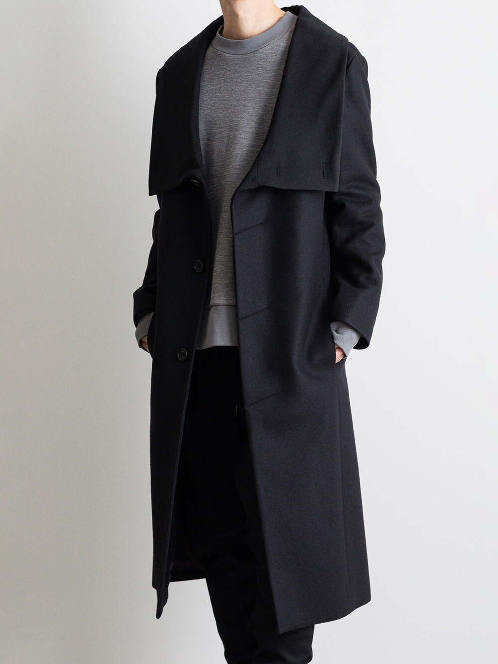 ブラック系のその他パンツ、ブラック系のチェスターコートを着用したメンズの冬コーディネートの5枚目の写真