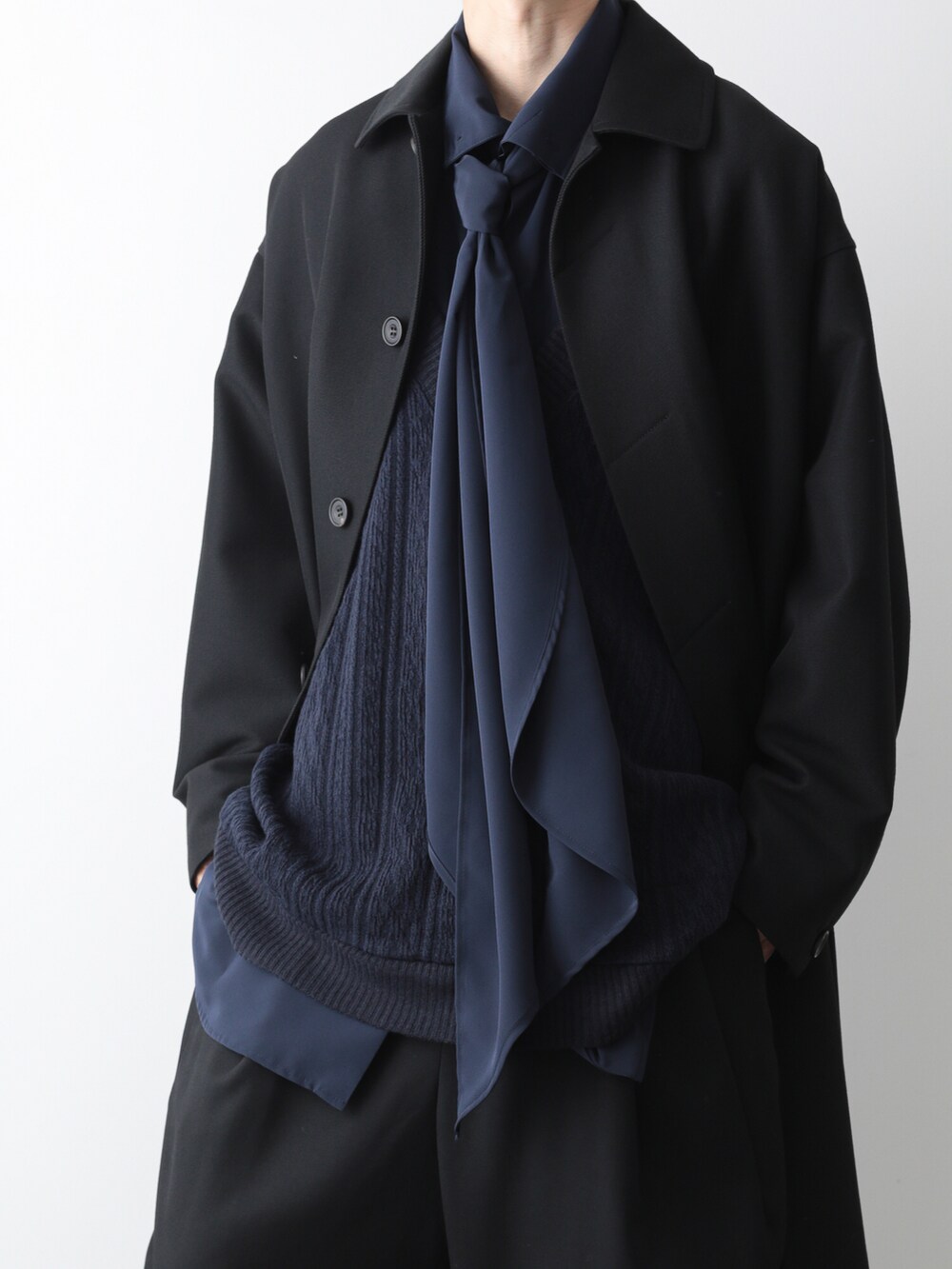 ブルー系のシャツ/ブラウス、ブルー系のTシャツ/カットソー、ブラック系のその他パンツを着用したメンズの秋コーディネートの4枚目の写真