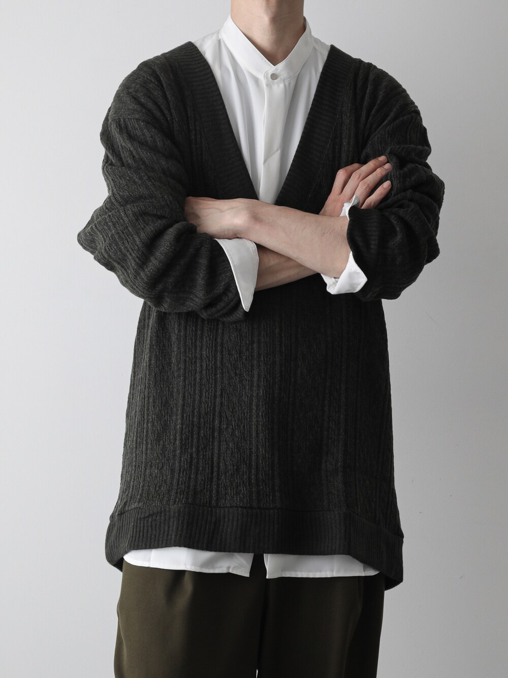 ホワイト系のシャツ/ブラウス、グリーン系のTシャツ/カットソー、グリーン系のその他パンツを着用したメンズの秋コーディネートの2枚目の写真