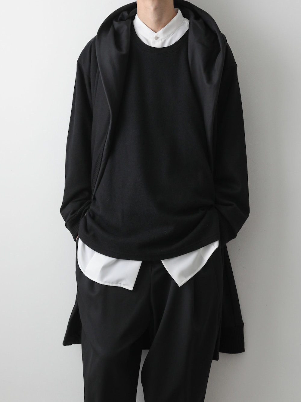 ホワイト系のシャツ/ブラウス、ブラック系のパーカー、ブラック系のTシャツ/カットソーを着用したメンズの秋コーディネートの4枚目の写真