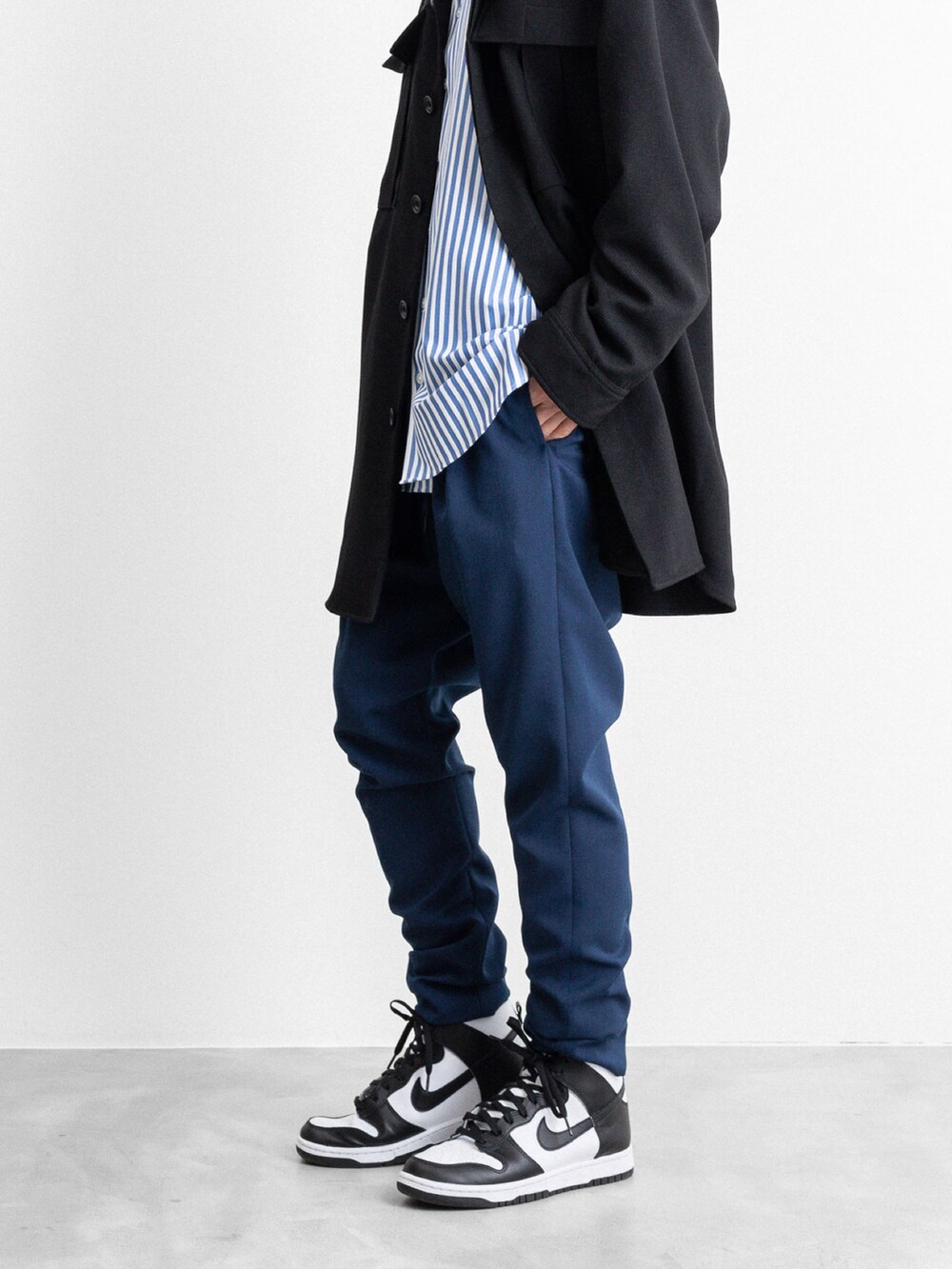 ブルー系のその他パンツ、ブラック系のシャツ/ブラウスを着用したメンズの春コーディネートの4枚目の写真