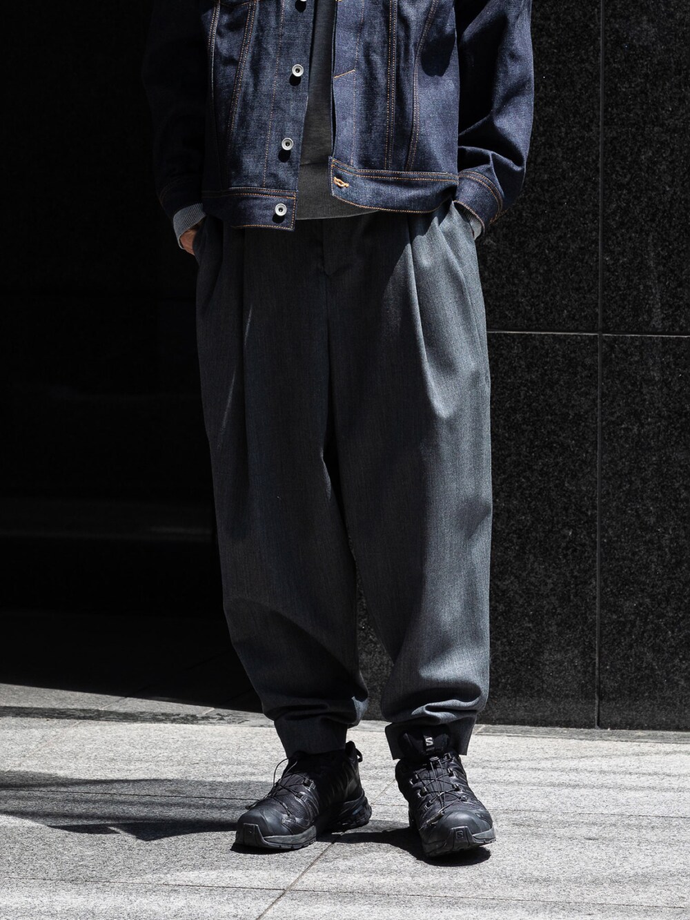 ブルー系のブルゾン、グレー系のその他パンツを着用したメンズの春コーディネートの4枚目の写真